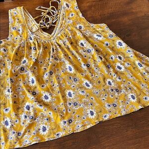 Summery sleeveless top with full hem, medium